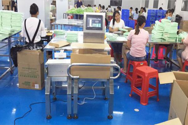 某化妝品公司檢測重量不合格使用現(xiàn)場